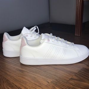 Classic Adidas sneakers lightly worn, Sz 7